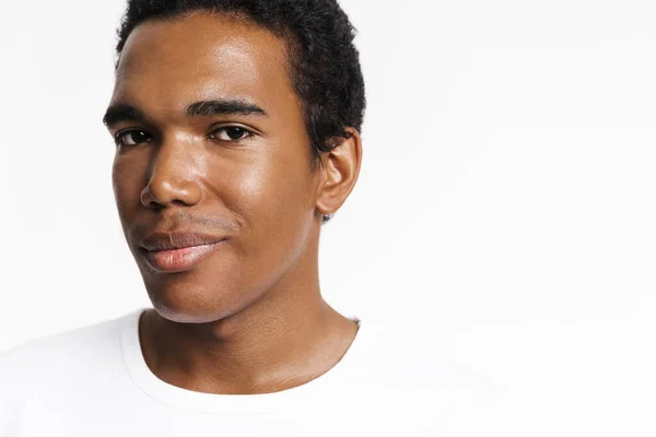 Jonge Zwarte Man Gekleed Shirt Poseren Kijken Naar Camera Geïsoleerd — Stockfoto