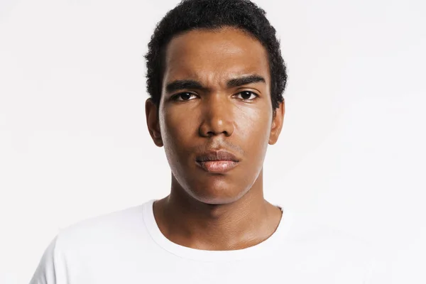 Jonge Zwarte Man Gekleed Shirt Poseren Kijken Naar Camera Geïsoleerd — Stockfoto