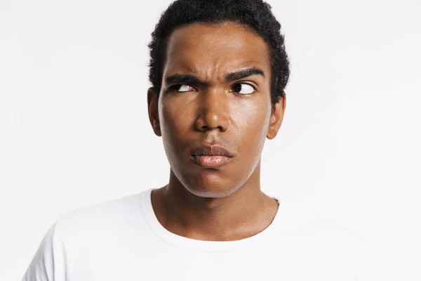 Jonge Zwarte Man Gekleed Shirt Kijken Opzij Fronsen Geïsoleerd Witte — Stockfoto