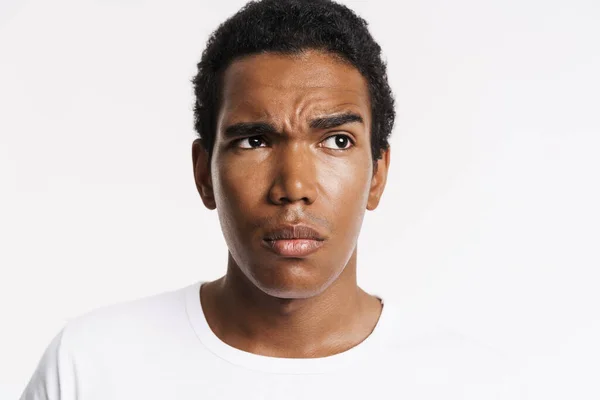 Joven Hombre Negro Vestido Camiseta Mirando Lado Frunciendo Ceño Aislado — Foto de Stock