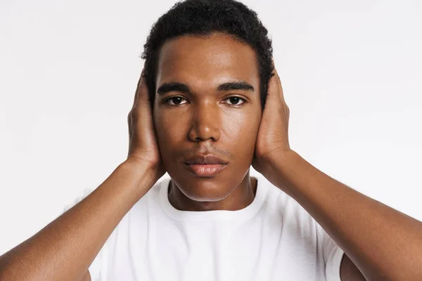 Jonge Zwarte Man Gekleed Shirt Poseren Bedekken Zijn Oren Geïsoleerd — Stockfoto
