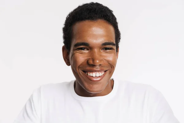 Jonge Zwarte Man Shirt Glimlachen Kijken Naar Camera Geïsoleerd Witte — Stockfoto