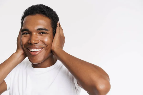 Jonge Zwarte Man Shirt Glimlachen Terwijl Het Bedekken Van Zijn — Stockfoto