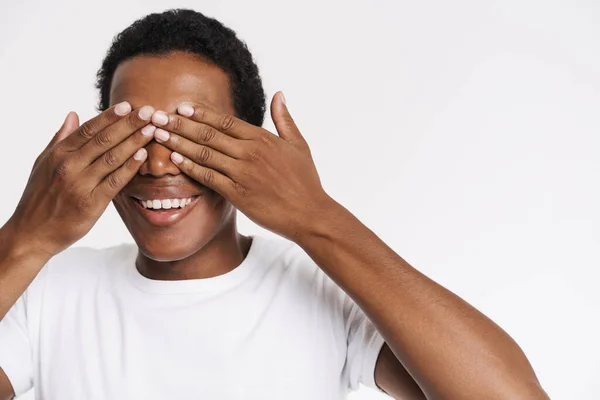 Jonge Zwarte Man Shirt Glimlachen Terwijl Het Bedekken Van Zijn — Stockfoto