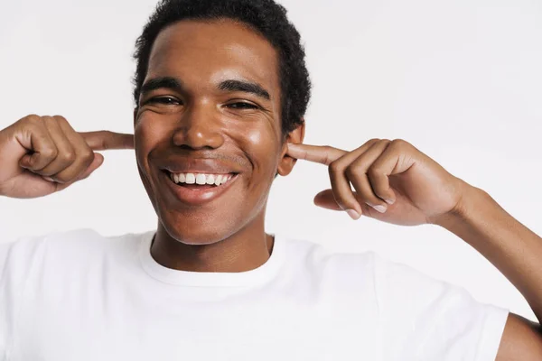 Jonge Zwarte Man Shirt Glimlachen Terwijl Pluggen Zijn Oren Geïsoleerd — Stockfoto