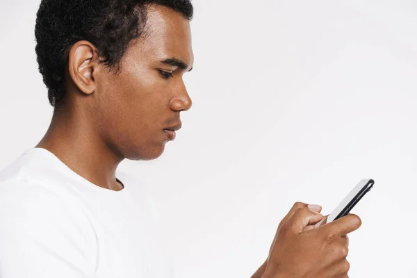 Молодий Чорний Чоловік Одягнений Футболку Допомогою Мобільного Телефону Ізольований Над — стокове фото
