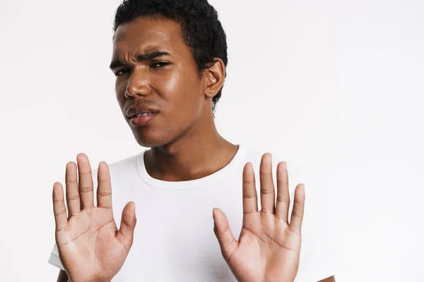 Jonge Zwarte Man Fronsen Tonen Stop Gebaar Camera Geïsoleerd Witte — Stockfoto