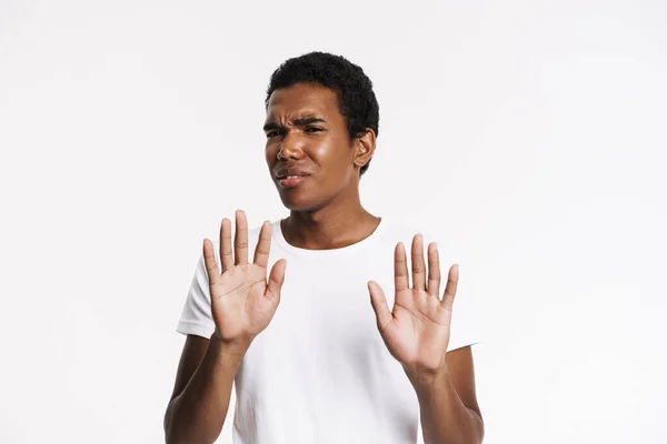 Joven Hombre Negro Frunciendo Ceño Mientras Hace Gesto Stop Aislado —  Fotos de Stock
