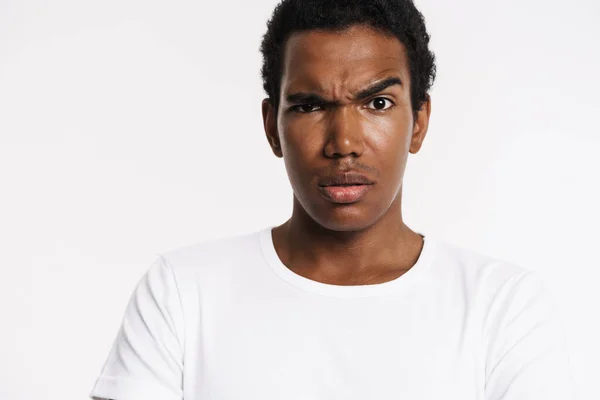 Joven Hombre Negro Vestido Camiseta Mirando Cámara Frunciendo Ceño Aislado — Foto de Stock