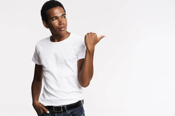 Jonge Zwarte Man Gekleed Shirt Wijzen Vinger Kijken Opzij Geïsoleerd — Stockfoto