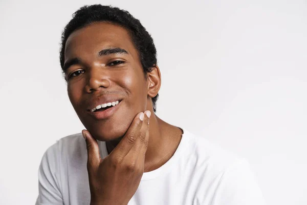 Jonge Zwarte Man Lachen Camera Terwijl Het Aanraken Van Zijn — Stockfoto