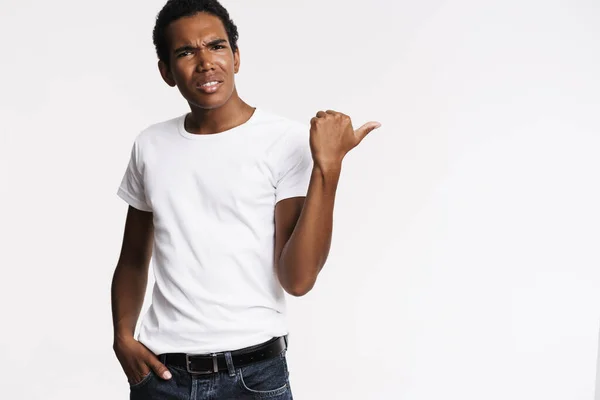 Jonge Zwarte Man Gekleed Shirt Wijzen Vinger Opzij Fronsen Geïsoleerd — Stockfoto