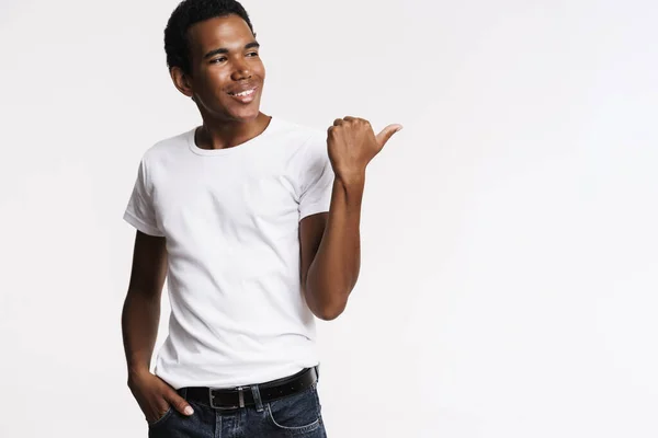 Jonge Zwarte Man Gekleed Shirt Wijzen Vinger Opzij Glimlachen Geïsoleerd — Stockfoto
