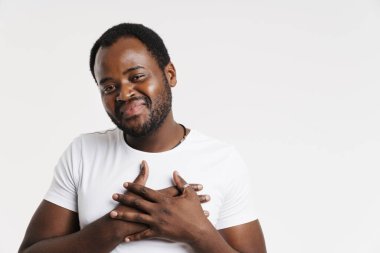 Siyah kıllı adam gülümserken göğsünde el ele tutuşurken beyaz arka planda izole edilmiş.