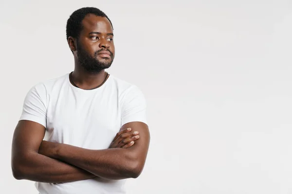 Zwarte Man Gekleed Shirt Poseren Met Armen Gekruist Geïsoleerd Witte — Stockfoto