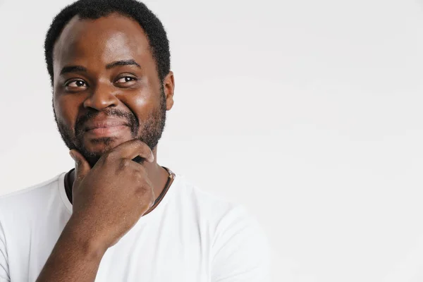 Hombre Cerdas Negras Sonriendo Mientras Sostiene Barbilla Aislada Sobre Fondo — Foto de Stock