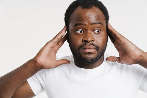 Hombre Cerdas Negras Expresando Sorpresa Mientras Sostiene Cabeza Aislada Sobre — Foto de Stock