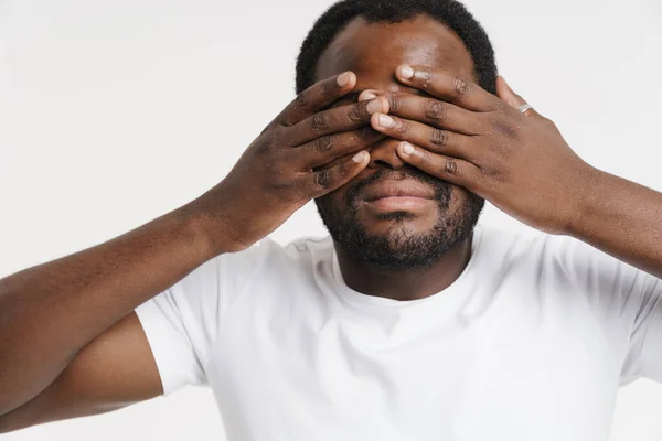 Czarny Włosie Człowiek Ubrany Shirt Przykrywający Oczy Izolowane Białym Tle — Zdjęcie stockowe