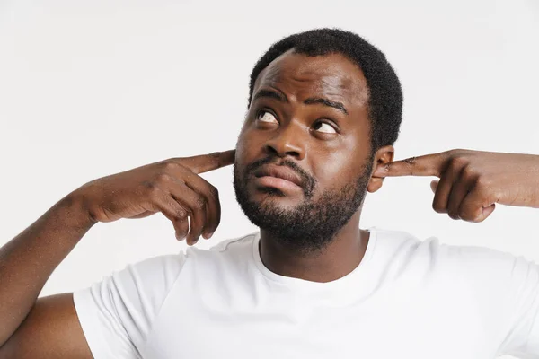 Siyah Kıllı Adam Beyaz Arka Planda Kulaklarını Tıkarken Yana Bakıyor — Stok fotoğraf
