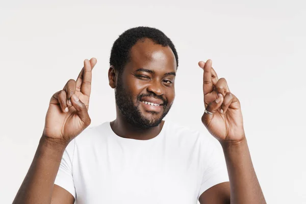 Hombre Cerdas Negras Sonriendo Mientras Sostiene Los Dedos Cruzados Para —  Fotos de Stock