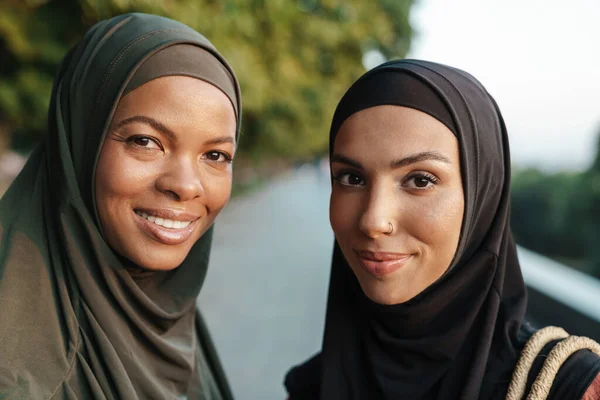 Multiracial Muslim Women Smiling While Walking Together Outdoors — Stockfoto