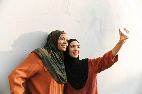 Multiracial Muslim Women Smiling While Taking Selfie Photo Cellphone Outdoors — Stockfoto