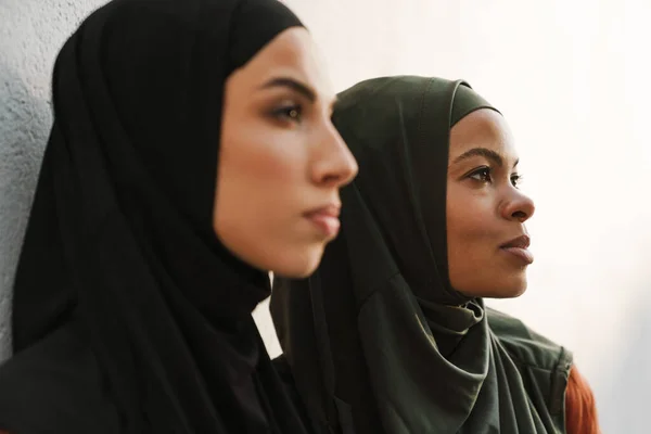 Multirasistiska Muslimska Kvinnor Poserar Och Tittar Sidan Tillsammans Utomhus — Stockfoto