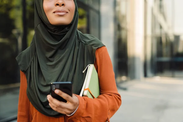 Femme Musulmane Noire Utilisant Téléphone Portable Pendant Marche Sur Rue — Photo