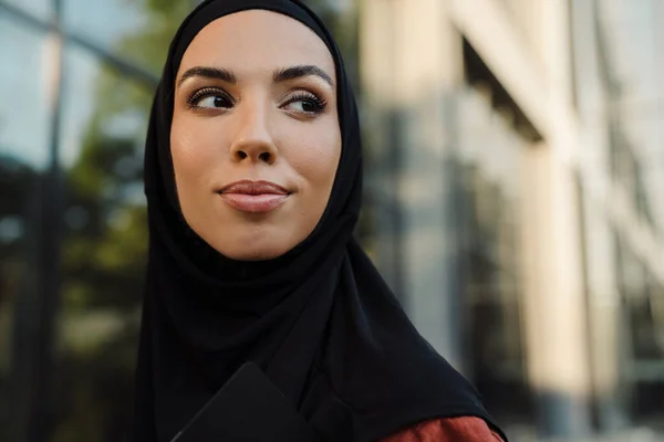 Weiße Muslimische Frau Hijab Posiert Und Schaut Freien Zur Seite — Stockfoto