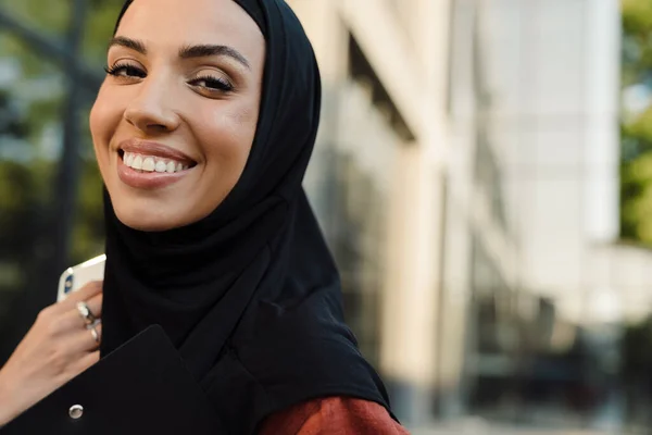 Weiße Muslimische Frau Hidschab Lächelt Und Blickt Die Kamera — Stockfoto