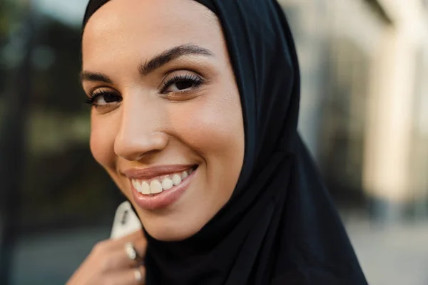 White Muslim Woman Dressed Hijab Smiling Looking Camera Outdoors — Photo