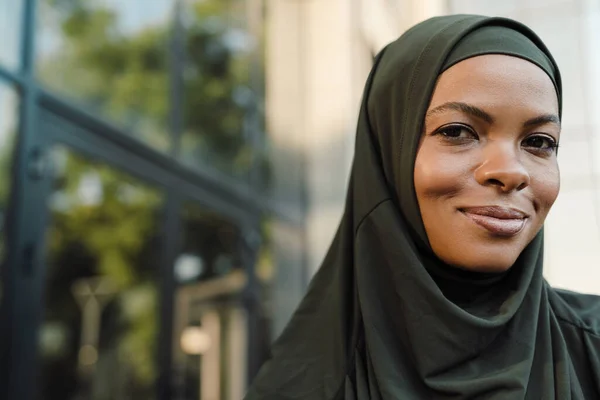 Black Muslim Woman Dressed Hijab Smiling Looking Camera Outdoors — Stockfoto