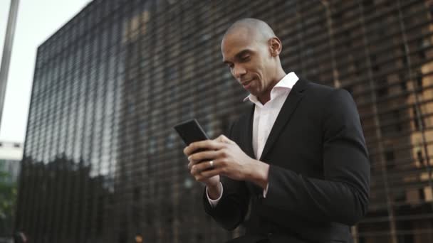 Cheerful African Businessman Texting Mobile Street — Vídeos de Stock