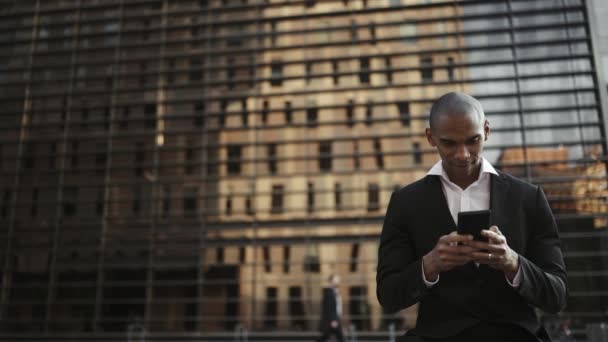Gelukkig Afrikaans Zakenman Typen Door Mobiel Straat — Stockvideo