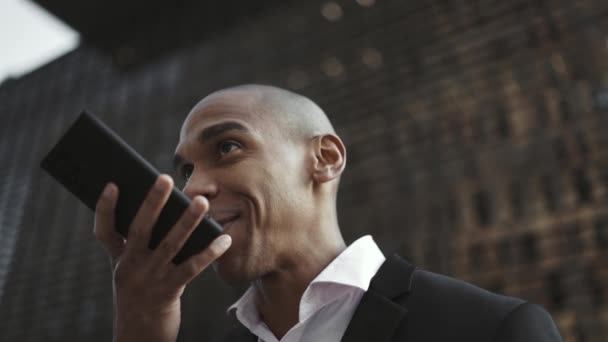 Серьезный Африканский Бизнесмен Разговаривает Мобильному Телефону Улице — стоковое видео