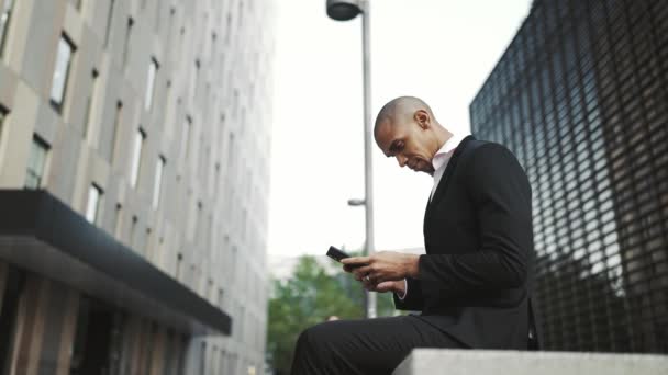 Concentrated African Businessman Typing Mobile Street — Vídeos de Stock