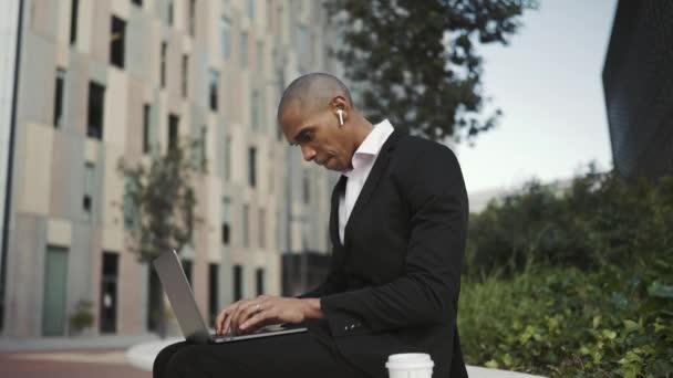 Pensive African Businessman Working Laptop Headphones Outdoors — Vídeos de Stock