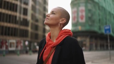 Sokakta yürüyen mutlu kel kadın