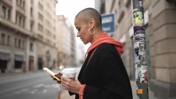 Συγκεντρωμένη Φαλακρή Γυναίκα Γραπτών Μηνυμάτων Από Smartphone Και Περπάτημα Στο — Αρχείο Βίντεο