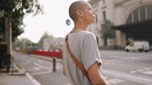 Mujer Calva Concentrada Usando Camiseta Pie Aire Libre — Vídeos de Stock