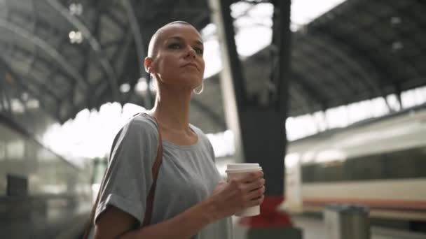 Handsome Bald Woman Wearing Shirt Walking Platform Cup Coffee — 비디오