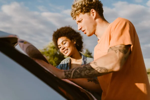 Junges Multiethnisches Paar Unterhält Sich Während Autofahrt Und Untersucht Landkarte — Stockfoto