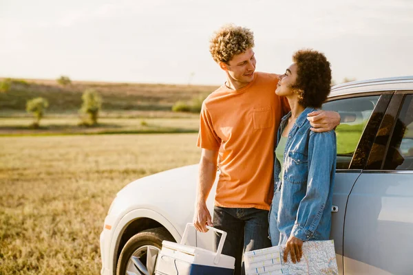 Young Multiracial Couple Smiling Hugging Car Trip — Stockfoto