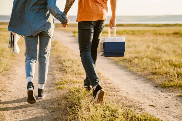 Junges Multiethnisches Paar Läuft Mit Kühltasche Und Karte Auf Kreisstraße — Stockfoto