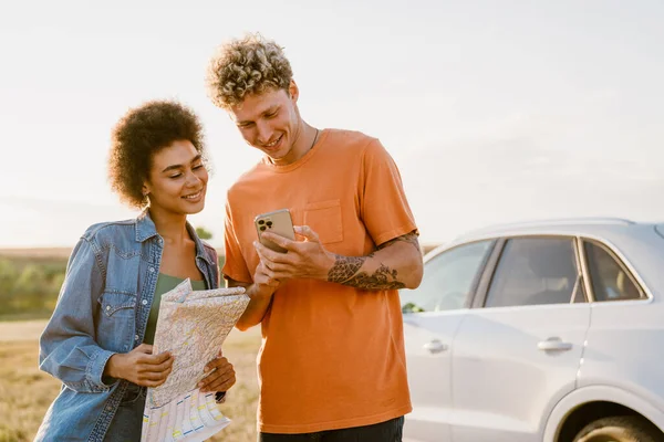 Jong Multiraciaal Paar Met Behulp Van Mobiele Telefoon Stand Auto — Stockfoto