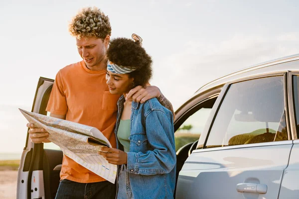 Jong Multiraciaal Paar Praten Onderzoeken Kaart Tijdens Autorit — Stockfoto