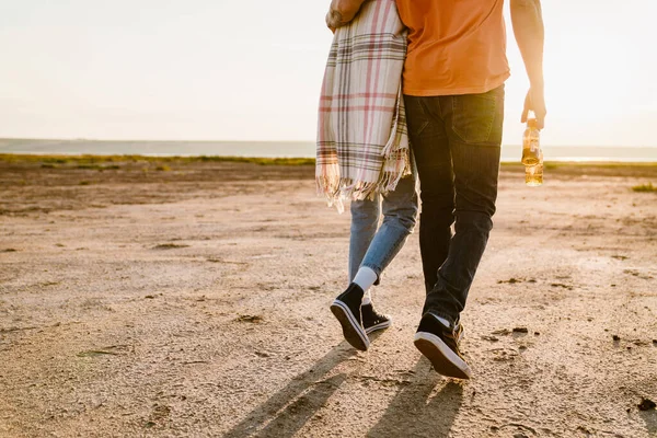 Joven Pareja Multirracial Abrazándose Mientras Caminan Juntos Durante Picnic —  Fotos de Stock