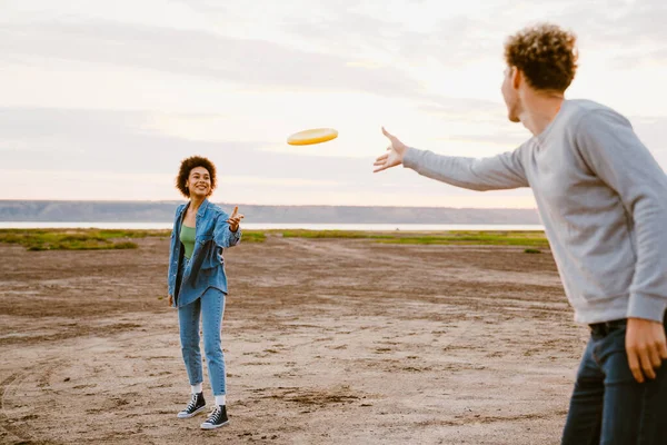 Junges Multiethnisches Paar Lächelt Beim Spielen Mit Frisbee Freien — Stockfoto