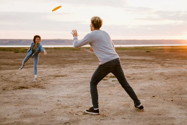 Junges Multiethnisches Paar Lächelt Beim Spielen Mit Frisbee Freien — Stockfoto