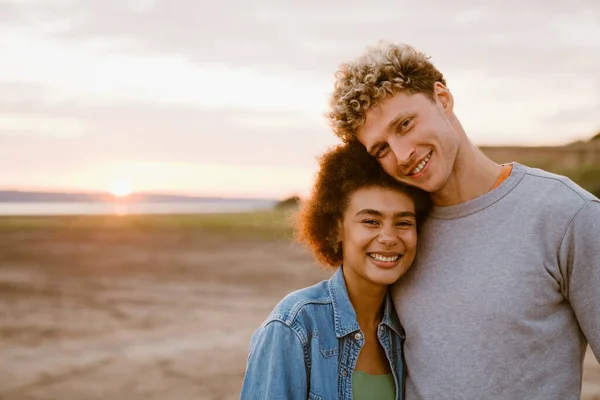 Jovem Casal Multirracial Abraçando Sorrindo Enquanto Estão Juntos Livre — Fotografia de Stock
